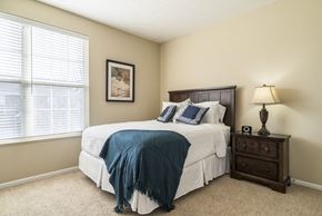 Lincoln townhouse for rent - Interiors-Master bedroom with king-sized bed at Ridge Pointe Villas