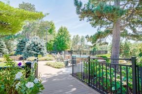 Lincoln apartment for rent - Walkway leading to the community fire pit and gated swimming pool