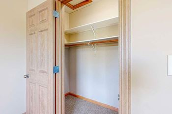 1-Bed robin (#17) - walk-in closet