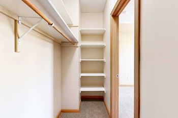 1-Bed robin (#17) - walk-in closet