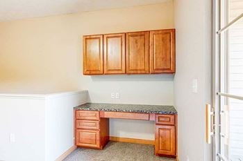 1-Bed robin (#17) - built-in desk