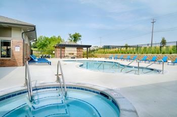 The-flats-at-shadow-creek-lincoln-ne-resort-style-pool-03