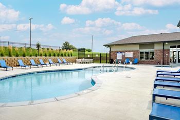 The-flats-at-shadow-creek-lincoln-ne-resort-style-pool-22