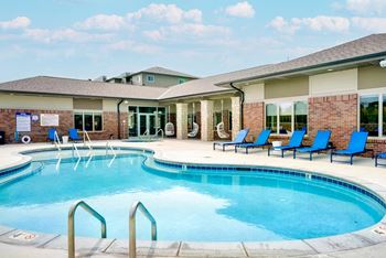 The-flats-at-shadow-creek-lincoln-ne-resort-style-pool-23