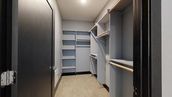 2 Bedroom - pilster - walk-in closet