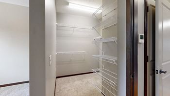 Seymore - 1 bedroom - closet