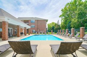 Lincoln apartment for rent - Swimming pool with lounge chairs for sunbathing