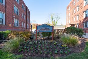 Washington apartment for rent - Fort View outdoor space and sign