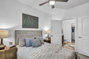 Manor apartment for rent - a bed in a bedroom