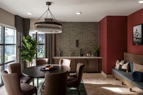 Venice apartment for rent - A modern dining room with a round table and chairs.