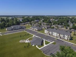 Tiffin apartment for rent - A large building complex with a parking lot in front.