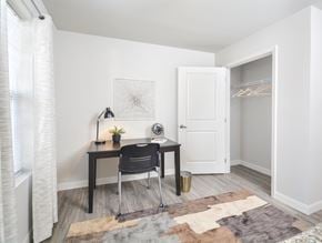 Tiffin apartment for rent - A room with a desk, chair, and a rug.