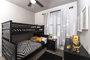 San Antonio apartment for rent - Bright secondary bedroom with comfortable furnishings, ample space, and a welcoming design suited for guests, family members, or a home office.
