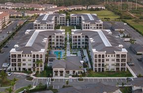 Venice apartment for rent - A large, multi-story residential complex with a central pool.