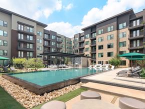 Austin apartment for rent - a swimming pool in the middle of an apartment building