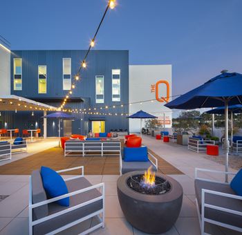 Outdoor firepit lounge
