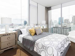 Philadelphia apartment for rent - Floor-to-ceiling windows in a Franklin Tower bedroom