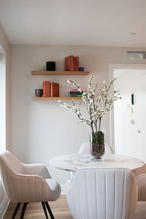 Washington apartment for rent - Dining room table with decor on the wall above