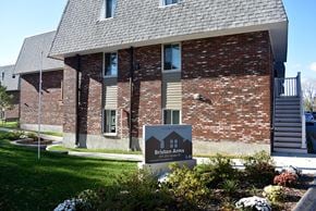 Cambridge townhouse for rent - A small house with a sign in front that says Briston Arms.