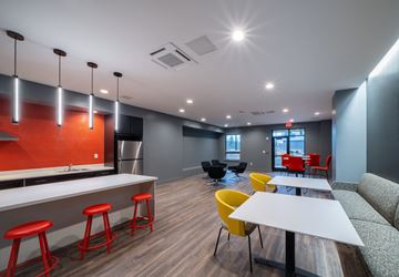 Boston apartment for rent - a lounge area with a table and chairs and a kitchen