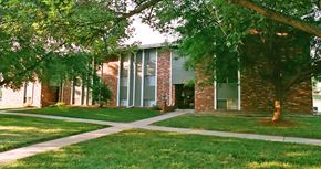 La Vista apartment for rent - Apartments in La Vista in a park-like setting, scenic views, and lots of trees at The Inverness Apartments