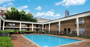 Houston apartment for rent - Apartments near the Galleria with multiple swimming pools, sun deck with poolside lounge chairs, brick exteriors and courtyard setting at Plantation apartments in Houston.