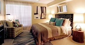 Houston apartment for rent - Gated apartment community close to the Galleria with spacious bedroom with walk-in closet.