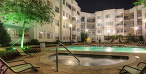 Irving apartment for rent - Luxury apartments in the Las Colinas area of Irving Texas with a huge resort-style pool, huge sundeck, poolside lounge chairs, and sunken spa