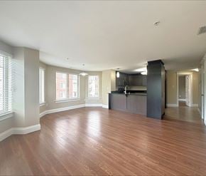 Dieppe apartment for rent - A spacious room with wooden flooring and a kitchen island.