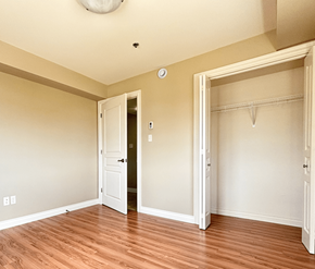Dieppe apartment for rent - A room with a white door and a wooden floor.