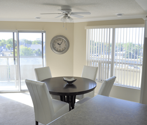 Cambridge apartment for rent - A dining room with a round table and four chairs.