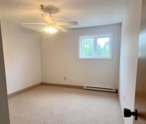 St. Johns apartment for rent - A room with a ceiling fan and a window.