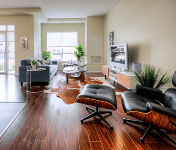 Cambridge apartment for rent - A living room with a black leather chair and a wooden floor.