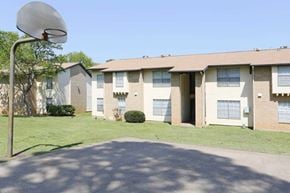 Longview apartment for rent - Exterior View with Basketball Court