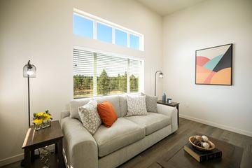 Spokane Valley townhouse for rent - a living room with a couch and a window