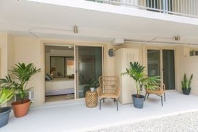 Honolulu apartment for rent - Kanekapolei Collection lanai with decor