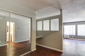 Northridge apartment for rent - University Commons living area