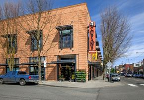 Portland apartment for rent - A brick building with a sign that says "NORTH" on it.