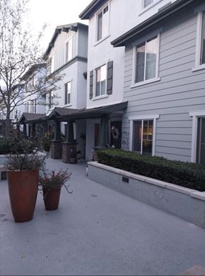 Anaheim apartment for rent - Broadway Village courtyard