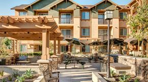 Los Angeles apartment for rent - Broadway Villas - Courtyard Seating