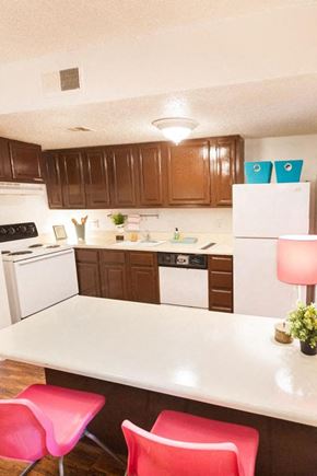 Austin apartment for rent - Casa 39 Apartments kitchen area with decor