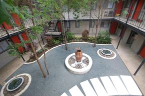 Austin apartment for rent - Casa 39 Apartments outdoor patio with fountain