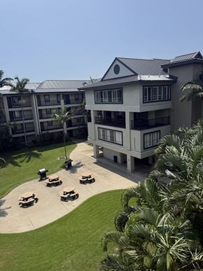 Kahului apartment for rent - The Waterfront Apartments Courtyard and Tables