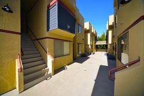 Pasadena apartment for rent - Monarch Terrace courtyard and staircases