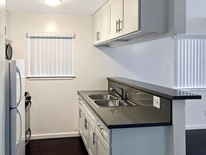 Los Angeles apartment for rent - Ellendale Arms kitchen area with appliances