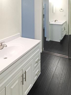 Los Angeles apartment for rent - Ellendale Arms bathroom sink