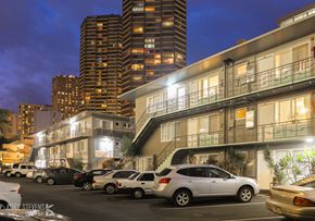 Honolulu apartment for rent - Moana Vista Apartments exterior building at night