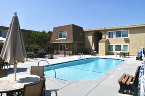 Panorama City apartment for rent - Heritage Park at Woodman swimming pool