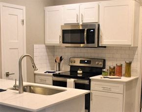 Dallas apartment for rent - Soho Apartments kitchen area with appliances
