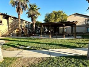 Mecca apartment for rent - Lincoln Family courtyard